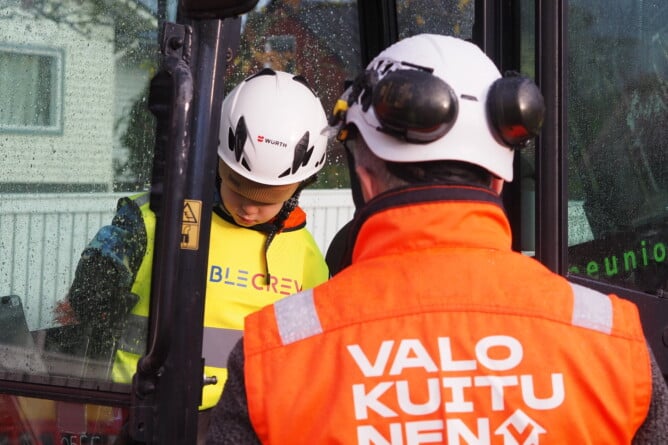 Päiväkotilapset vierailivat valokuitutyömaalla