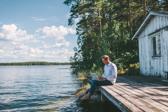 Tutkimus: Kesä siirtää etätyöt parvekkeelle, laiturille tai jopa ulkohuussiin