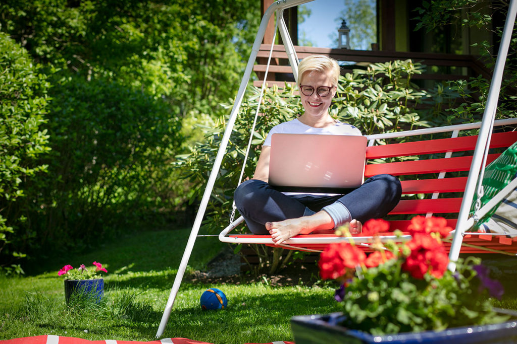 Sanna Wallenius etätöissä pihakeinussaan